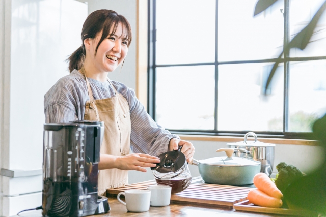 ティータイムのお茶を淹れる女性
